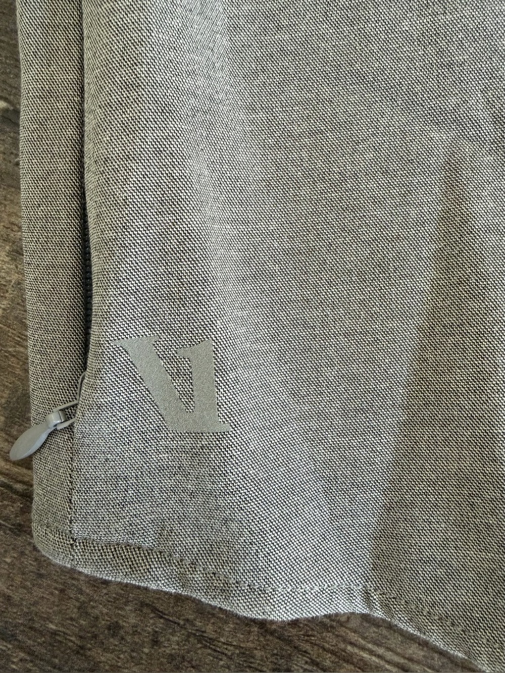 Vuori Men's XL Bishop Short-Sleeve Button-Up Shirt Light Gray V154 -Company Logo - Picture 10 of 16
